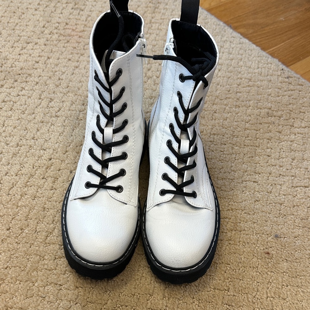 Sincerly Jules  White Lace-Up Boots, black laces size 7.5 NWOT